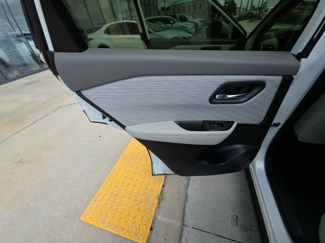 Used 2023 Nissan Rogue SV image 22