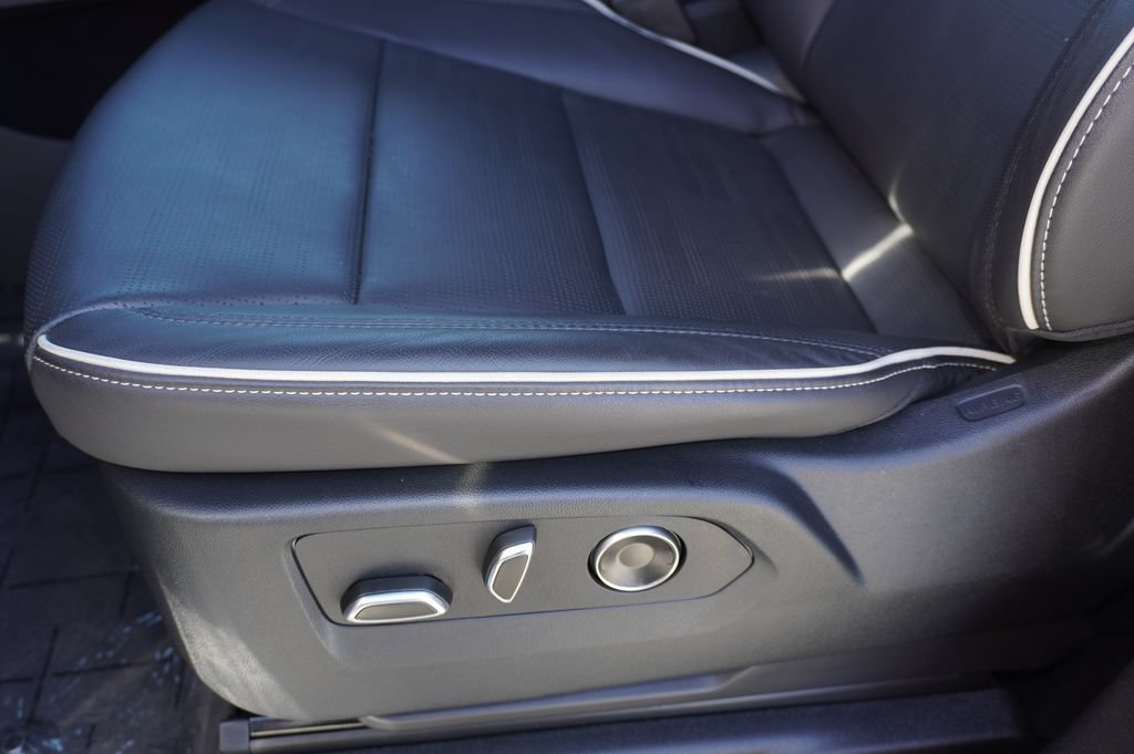 Used 2026 Cadillac Escalade Luxury RWD image 15