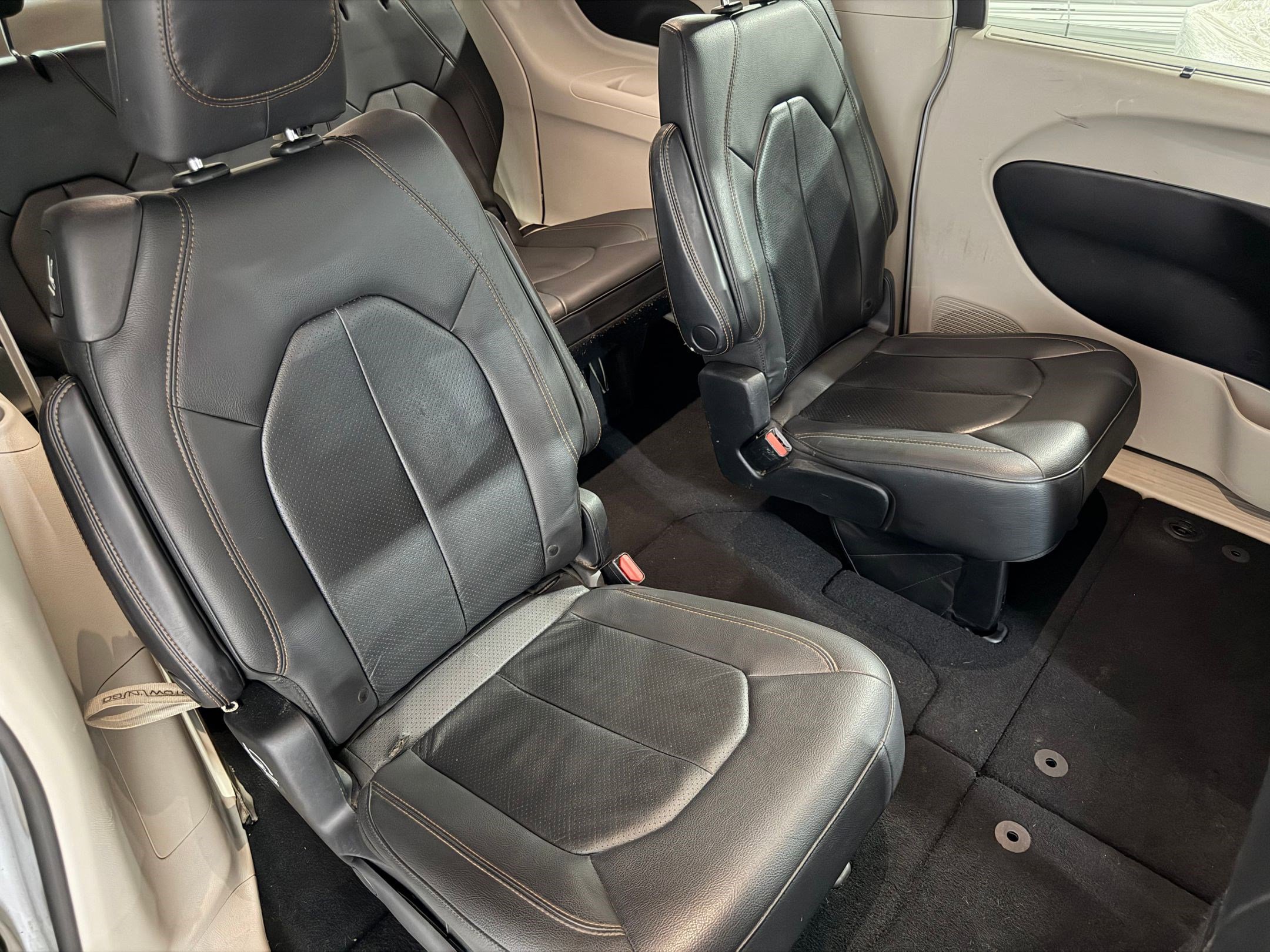 Used 2020 Chrysler Pacifica Touring-L FWD image 41