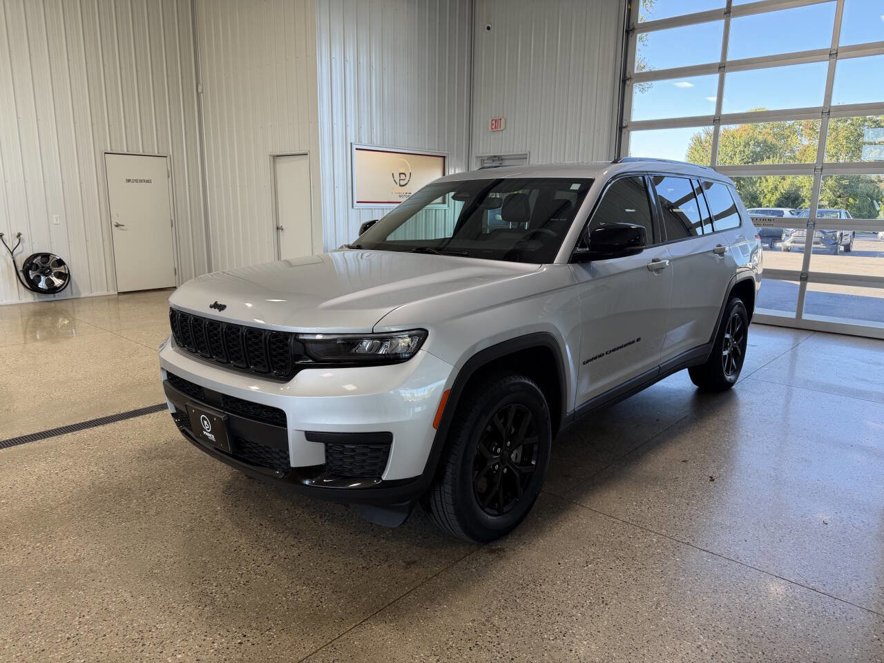 Used 2024 Jeep Grand Cherokee L Laredo image 2