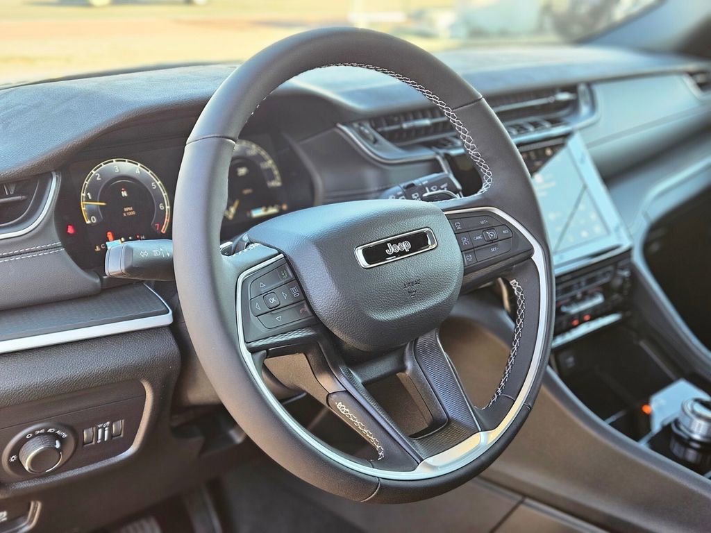 New 2025 Jeep Grand Cherokee Altitude image 15