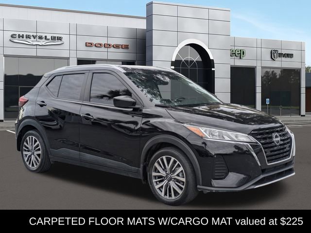 Used 2022 Nissan Kicks SV image 1