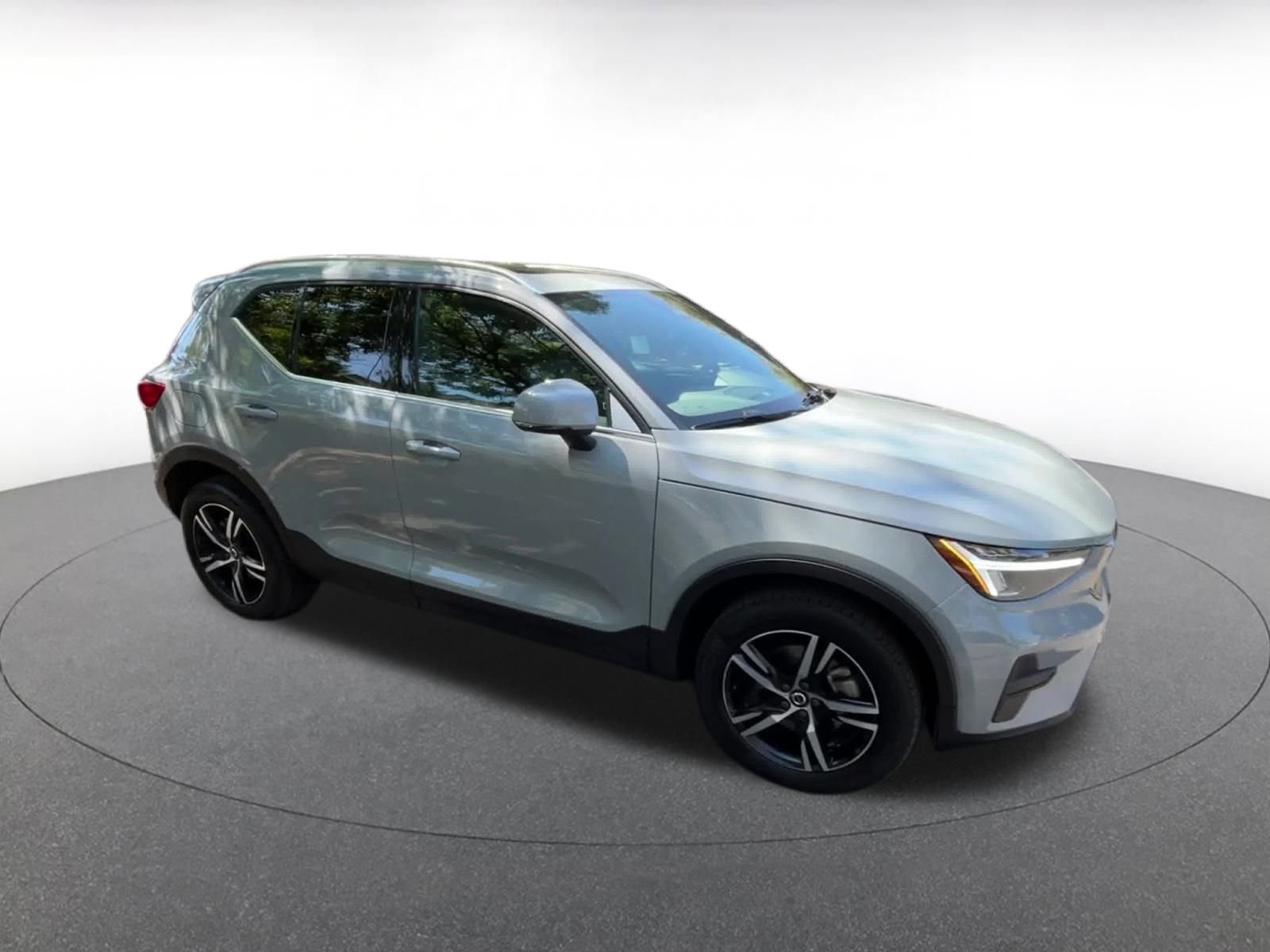 Used 2024 Volvo XC40 B5 Core image 2