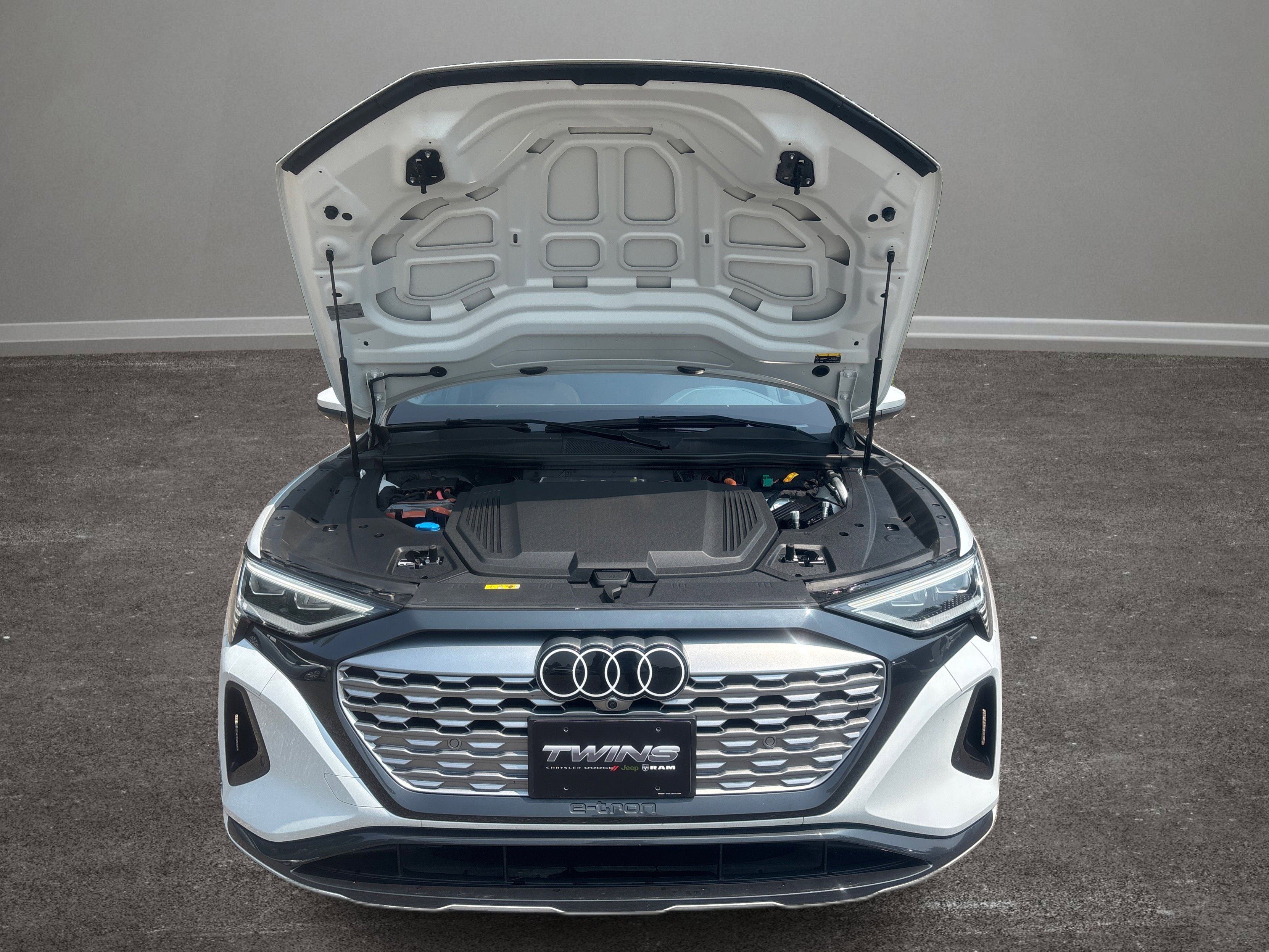 Used 2024 Audi Q8 e-tron Premium Plus w/ Premium Plus Package image 13