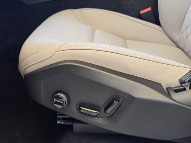 Used 2025 Volvo XC90 T8 Core image 27
