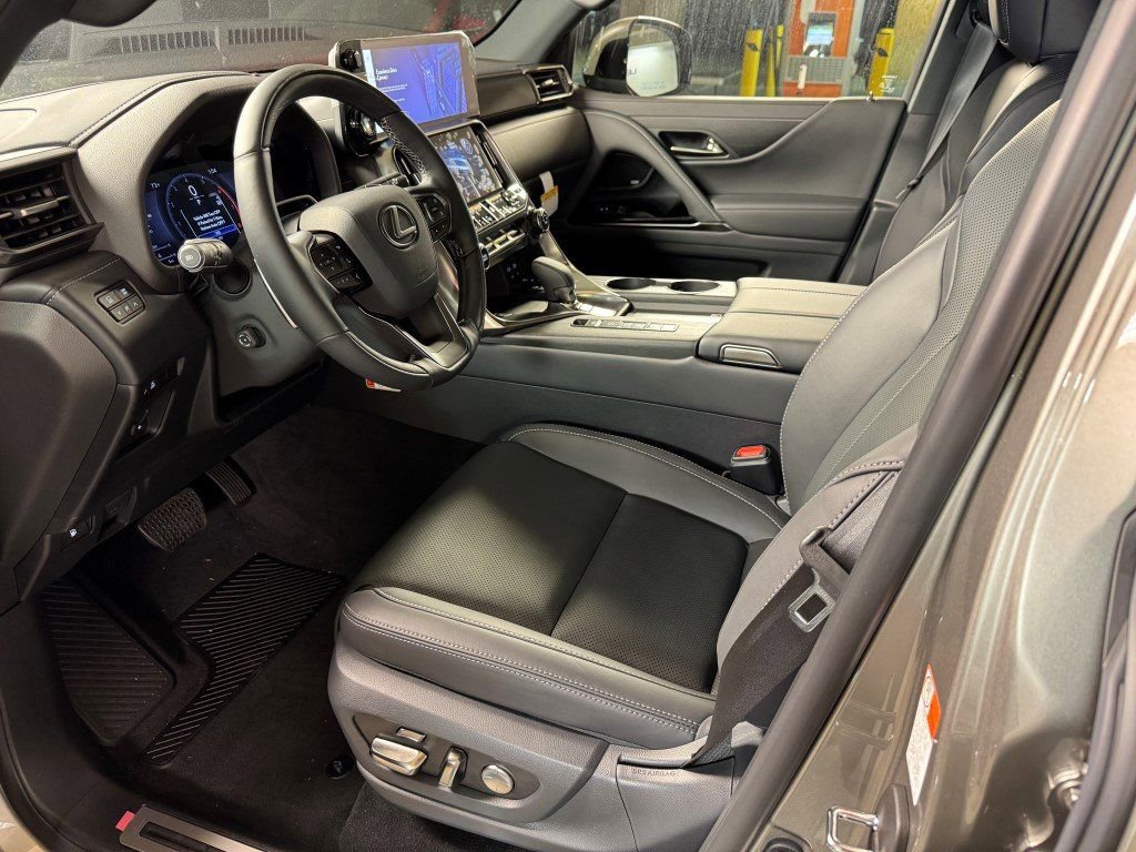 New 2025 Lexus LX 700h Luxury image 28