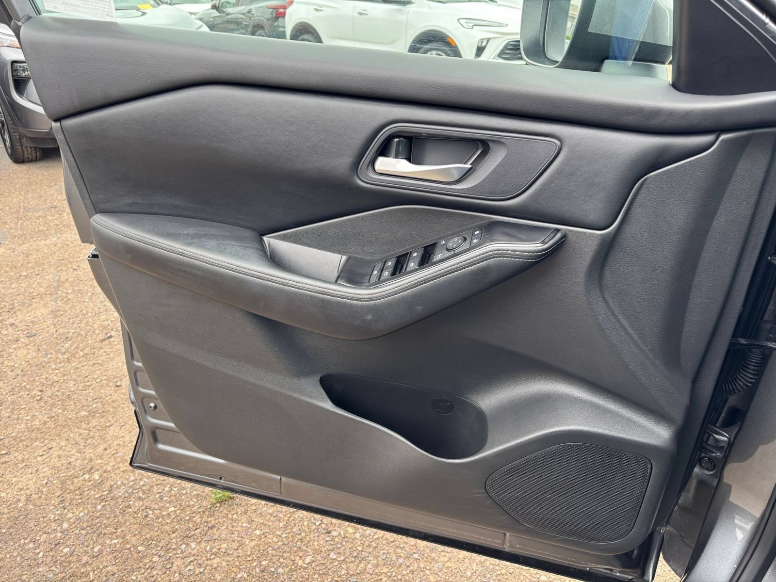 Used 2025 Nissan Rogue SV FWD image 18