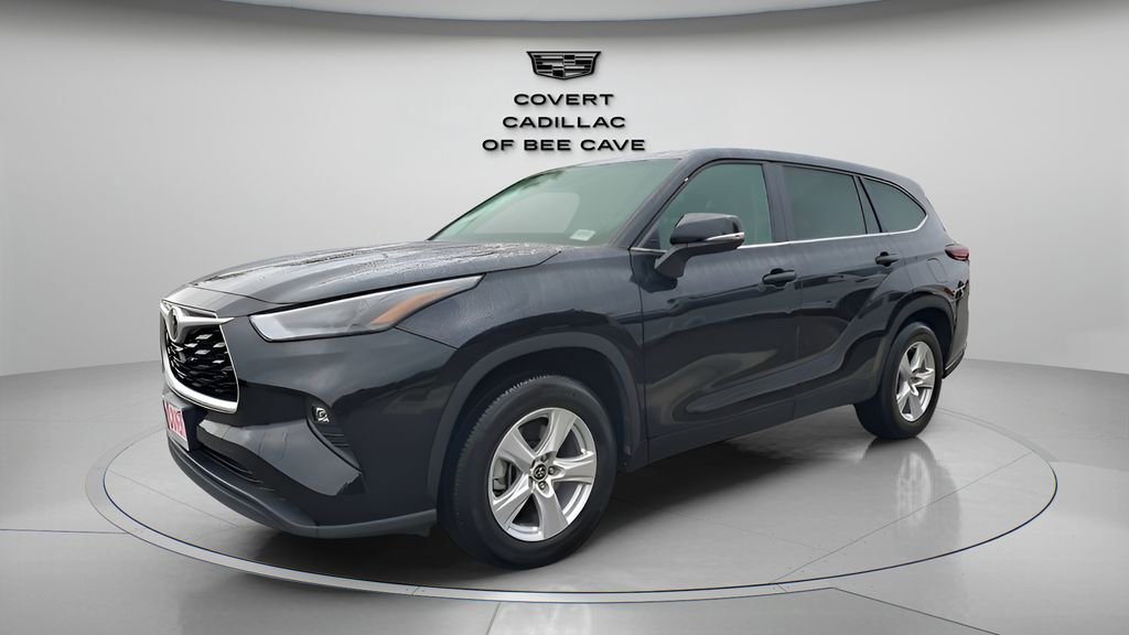 Used 2025 Toyota Highlander LE image 3