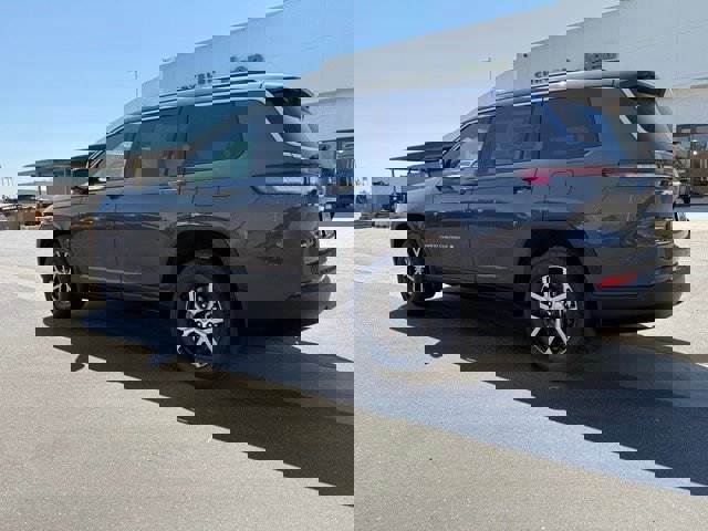 New 2025 Jeep Grand Cherokee L Limited w/ Trailer Tow Package image 4