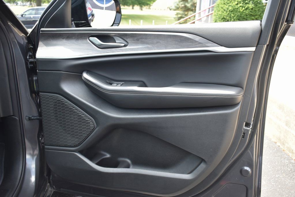 Used 2025 Jeep Grand Cherokee Limited w/ Black Appearance Package image 67