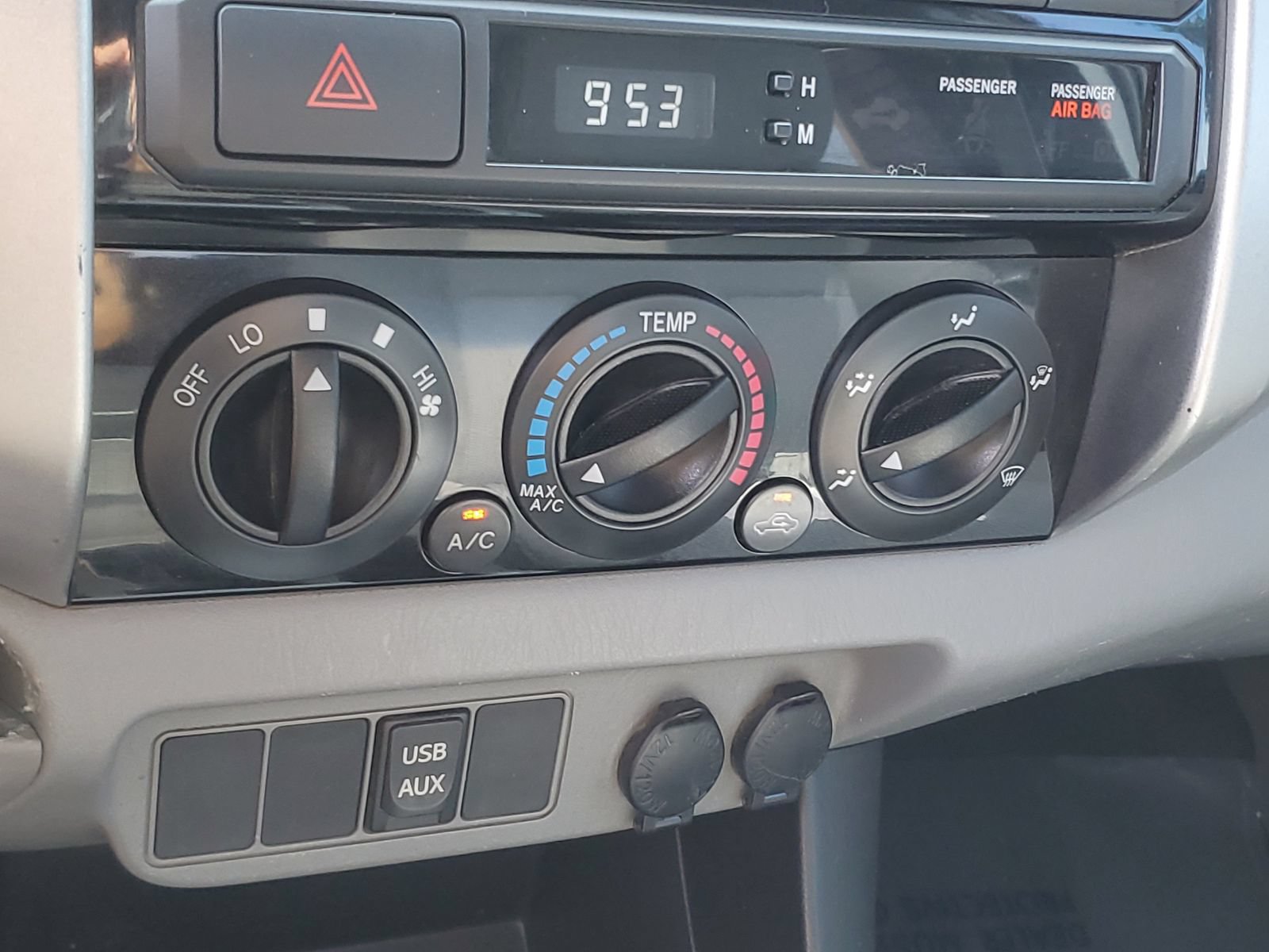 Used 2012 Toyota Tacoma 4x4 Access Cab V6 w/ TRD Sport Pkg image 29