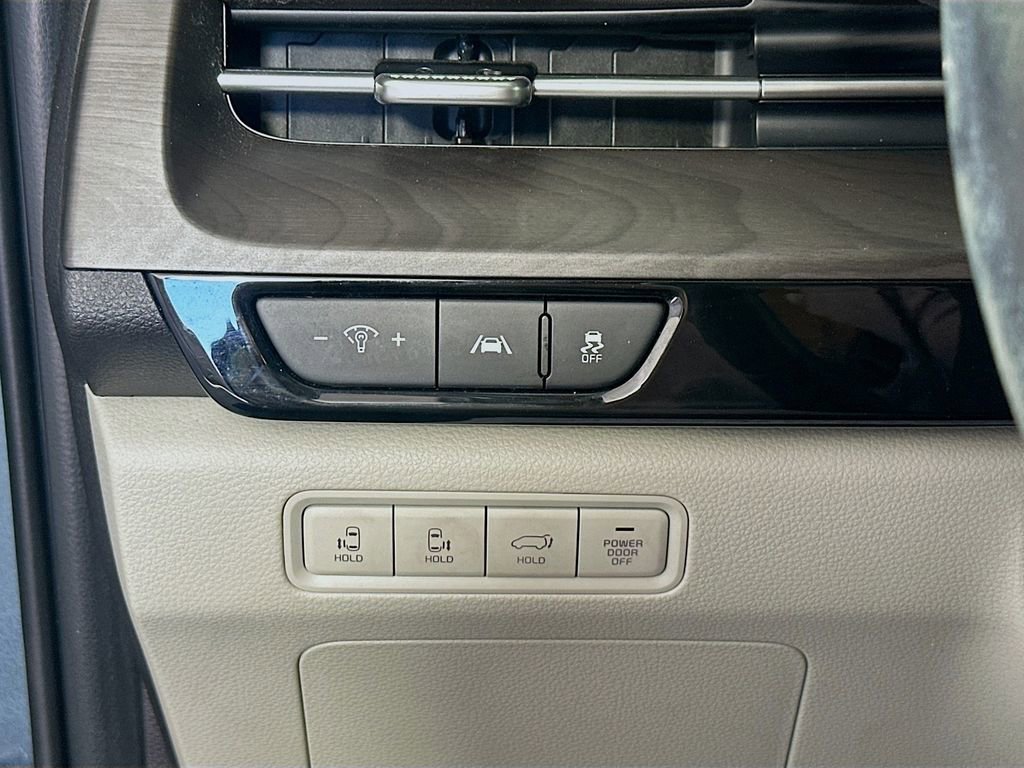 Used 2022 Kia Carnival EX image 10