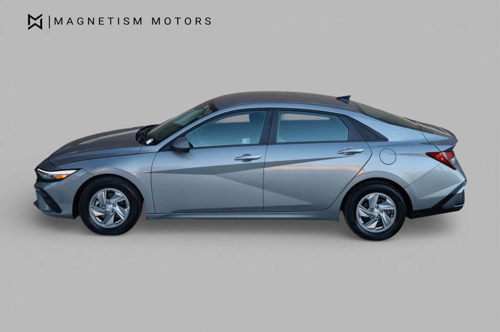 Used 2025 Hyundai Elantra SE w/ Cargo Package image 3