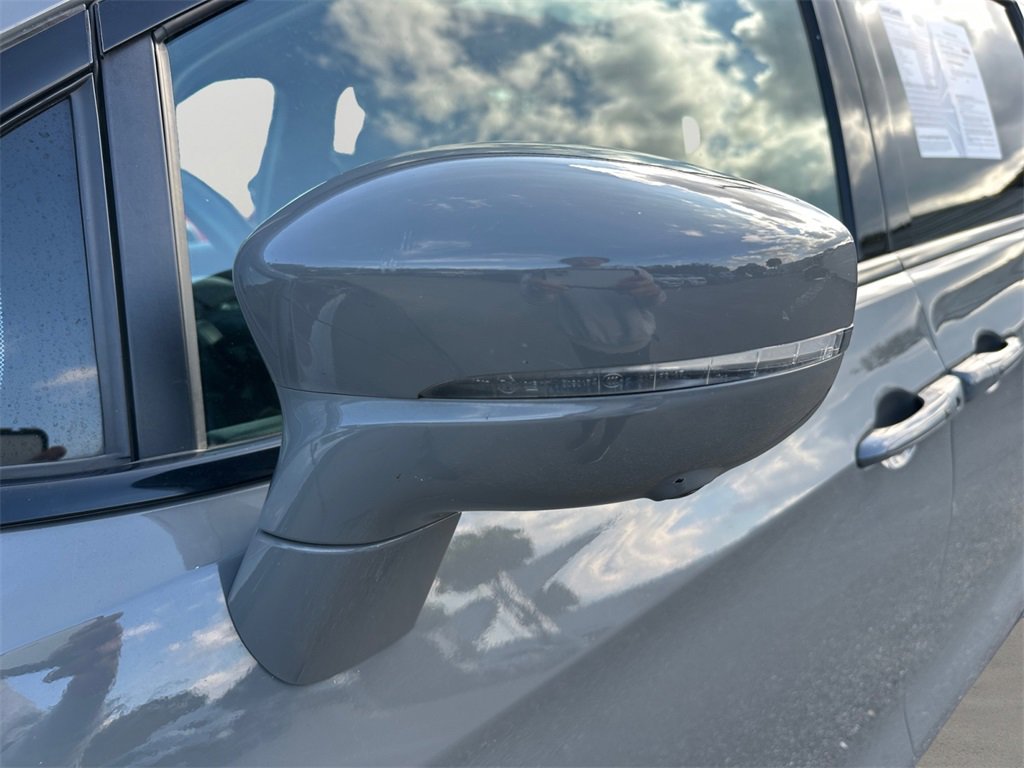 Used 2022 Chrysler Pacifica Limited w/ Uconnect Theater Family Group image 11