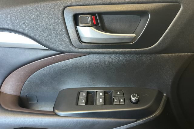 Certified 2019 Toyota Highlander XLE AWD/4WD image 15