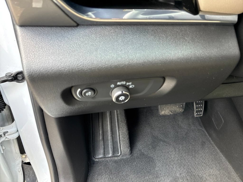 Used 2022 Chevrolet Traverse LS FWD image 24