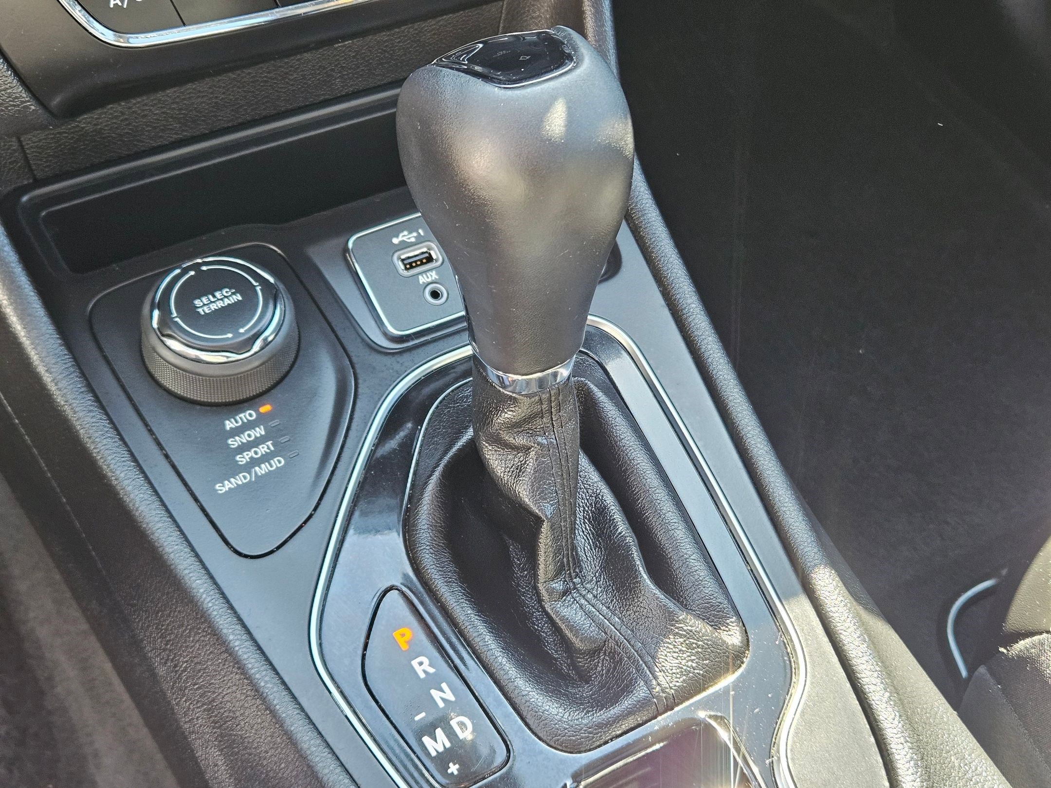 Used 2020 Jeep Cherokee Latitude Plus w/ Cold Weather Group AWD/4WD image 28