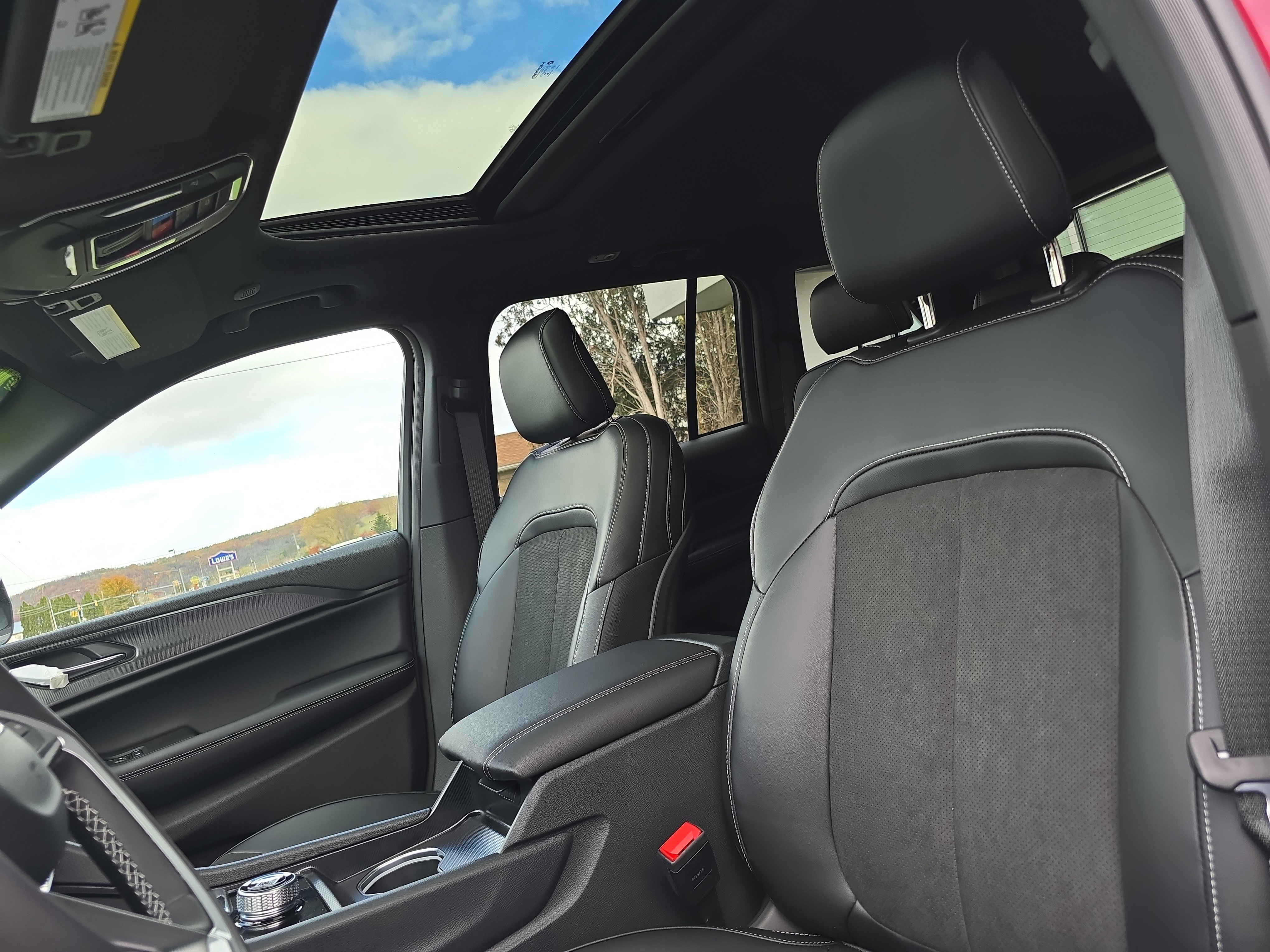 New 2025 Jeep Grand Cherokee Altitude image 12