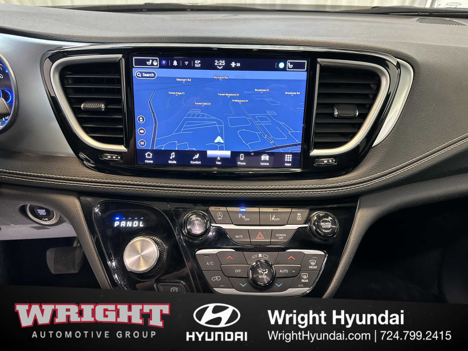 Used 2025 Chrysler Pacifica Limited image 25