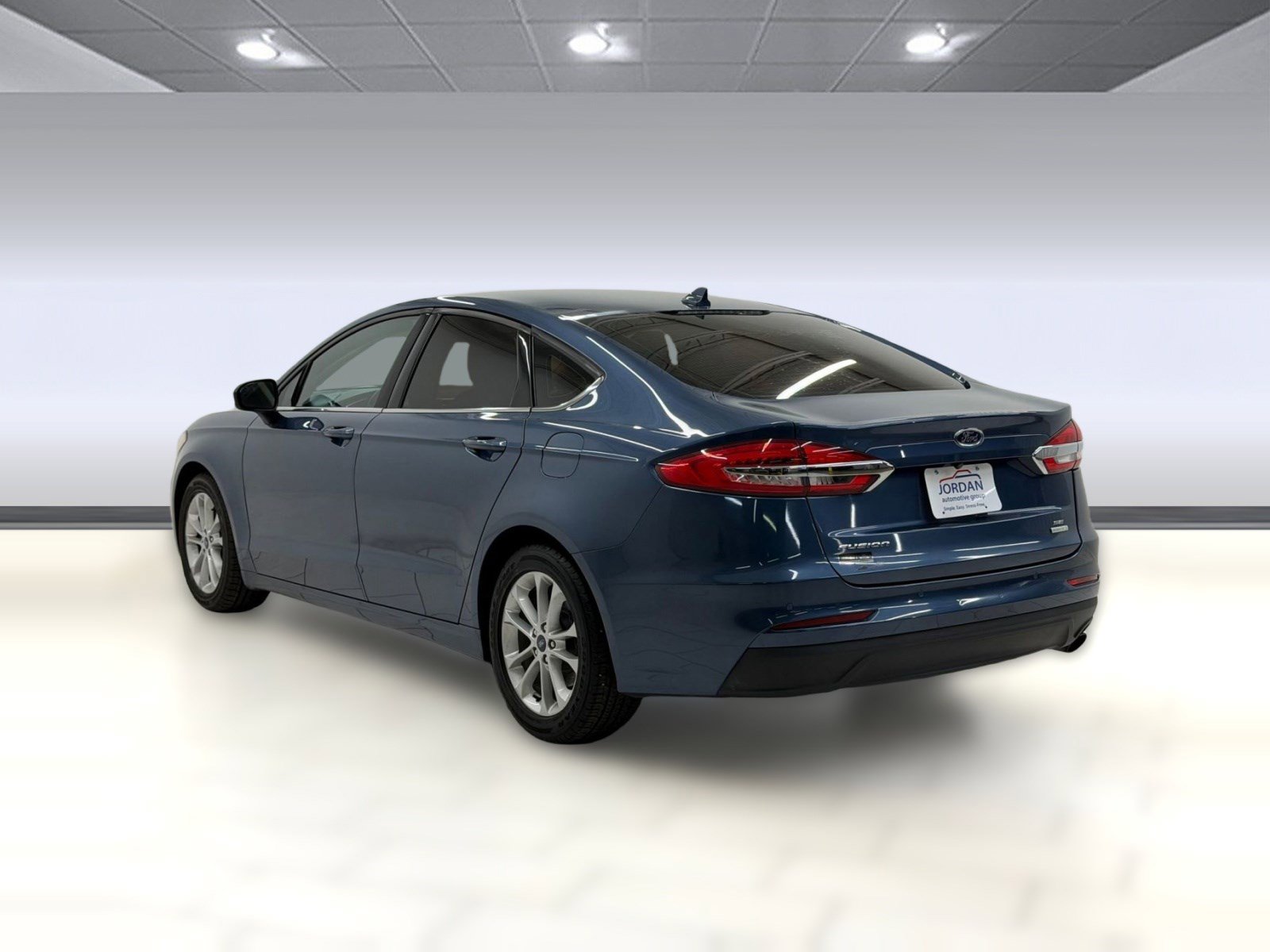 Used 2019 Ford Fusion SE FWD image 2
