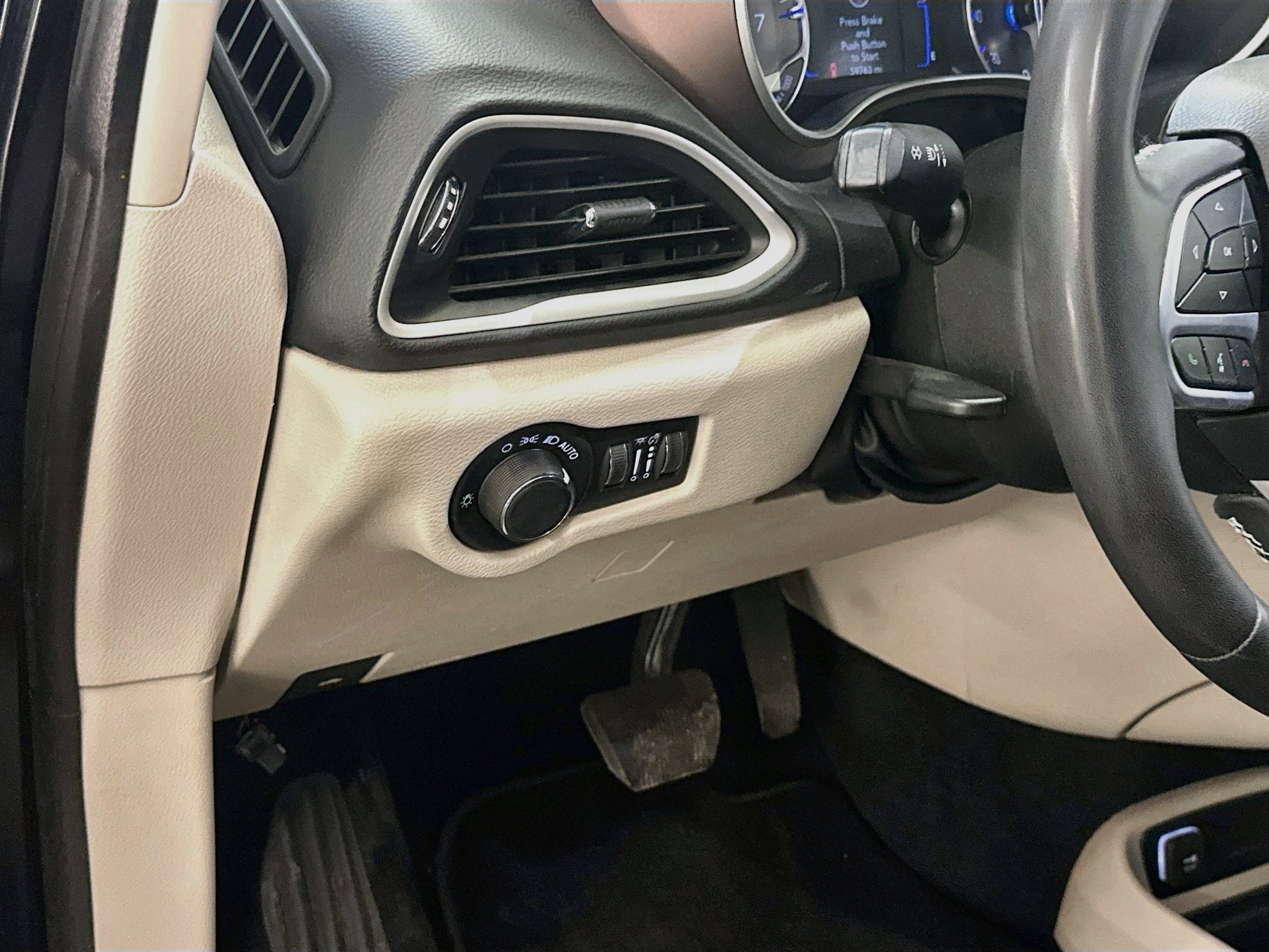 Used 2023 Chrysler Voyager LX FWD image 17