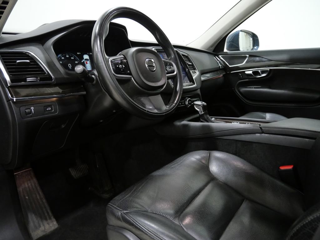Used 2018 Volvo XC90 T6 Momentum w/ Convenience Package AWD/4WD image 9