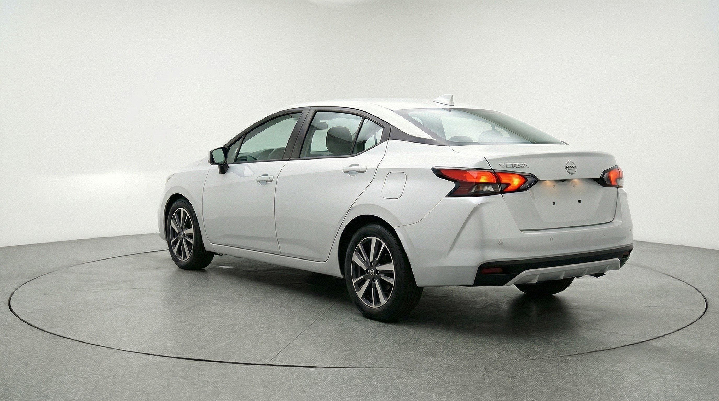 Used 2025 Nissan Versa SV image 6