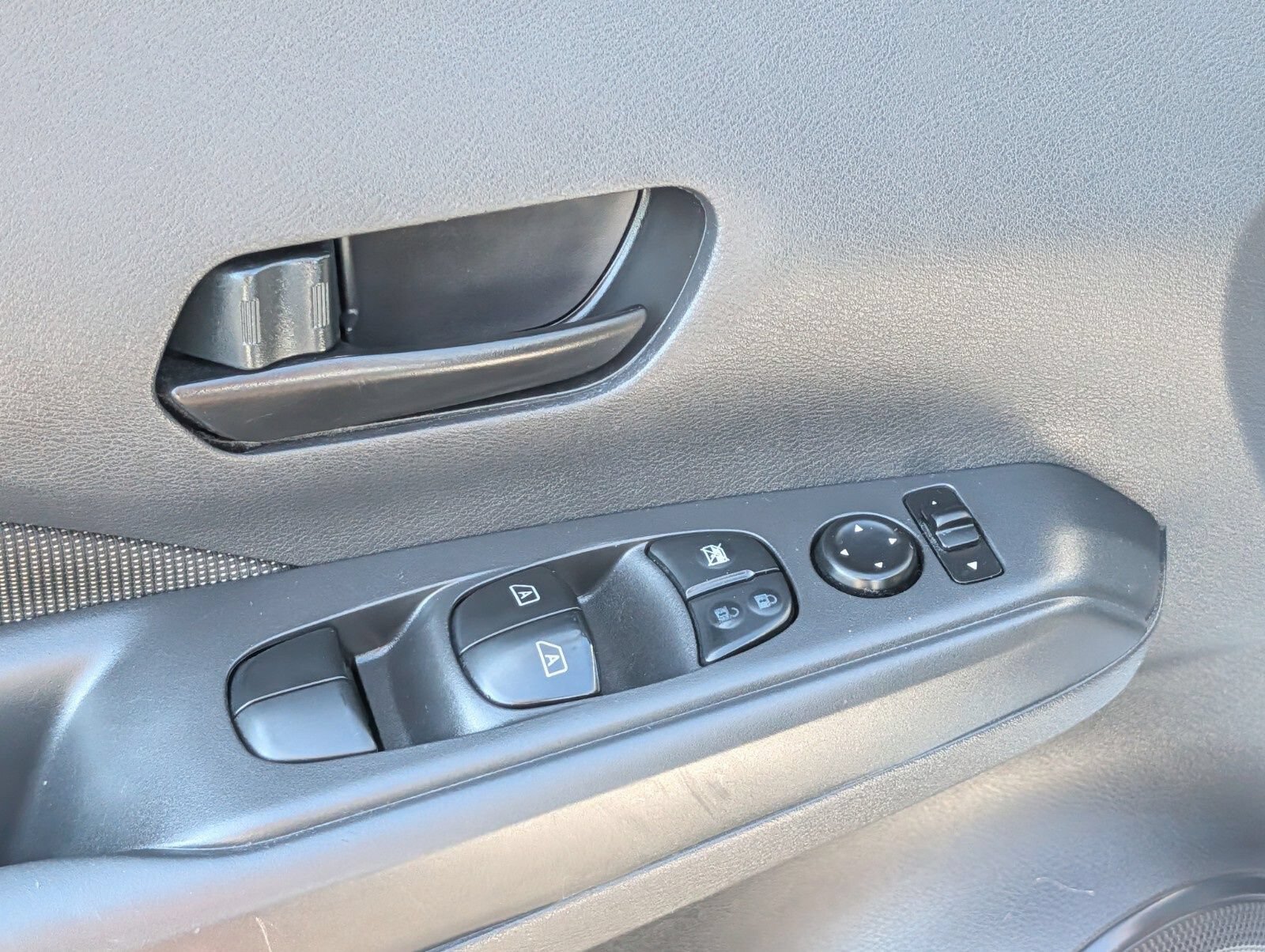 Used 2020 Nissan Kicks S FWD image 23