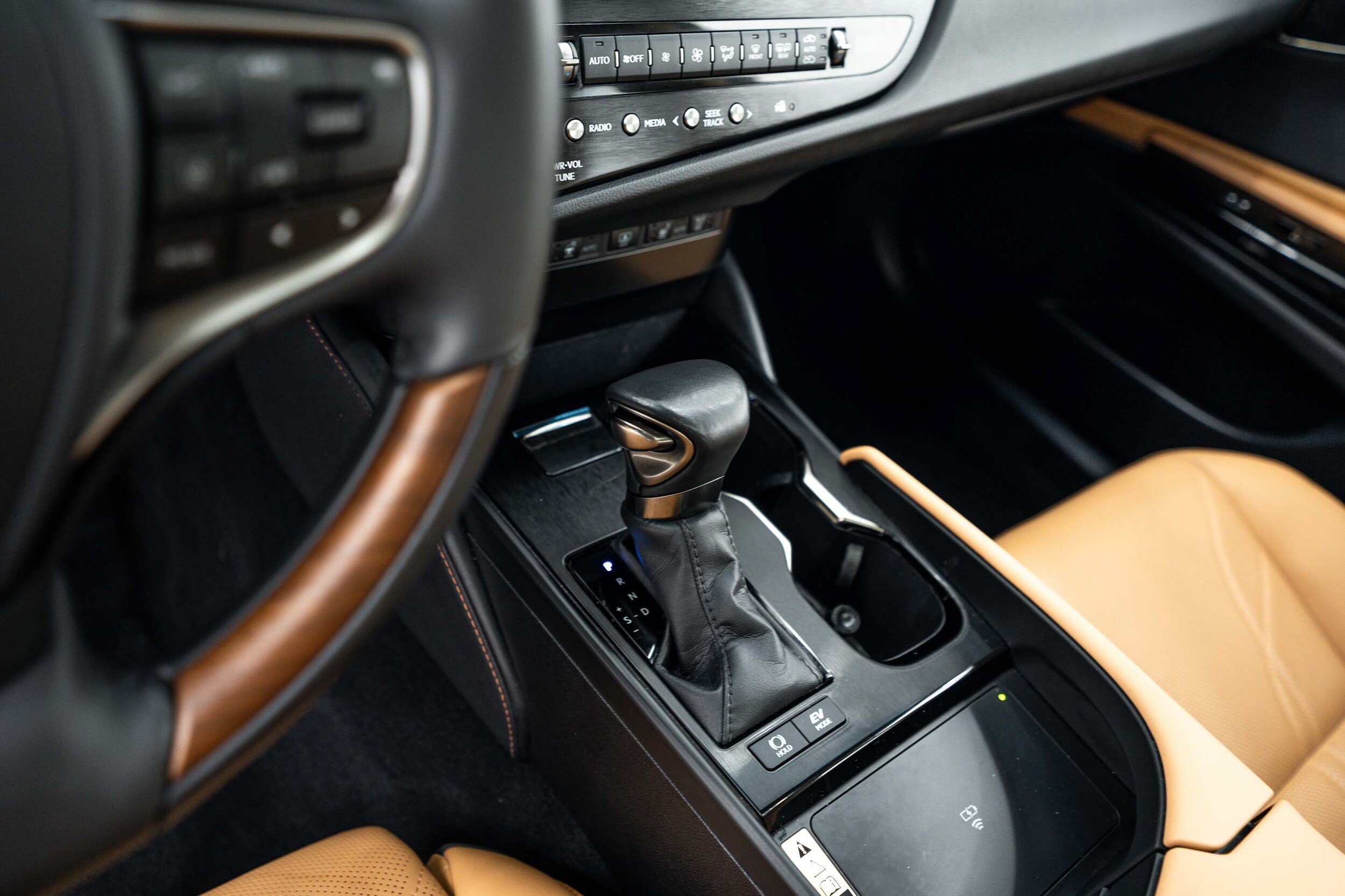 Used 2023 Lexus ES 300h Ultra Luxury w/ Accessory Package (Z2) FWD image 13