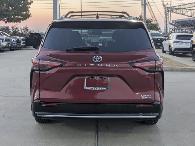 Used 2024 Toyota Sienna Limited FWD image 6