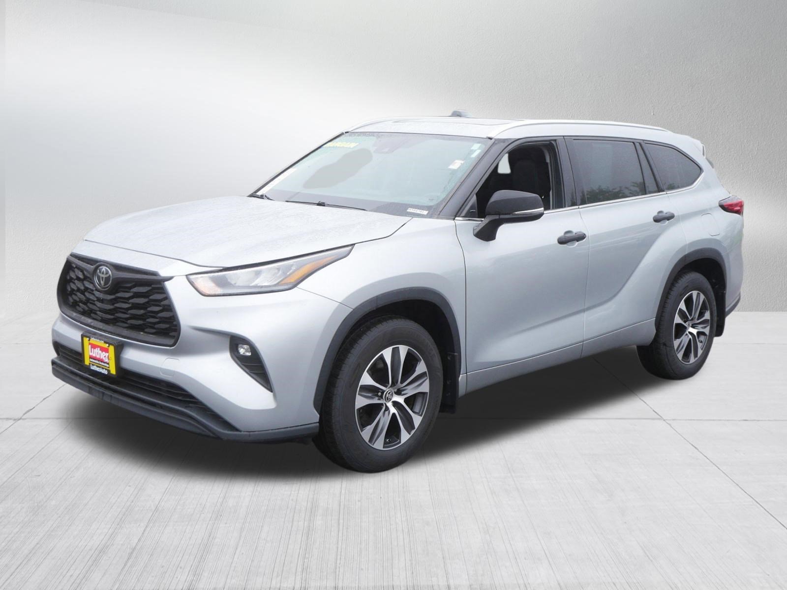 Used 2020 Toyota Highlander XLE AWD/4WD image 3
