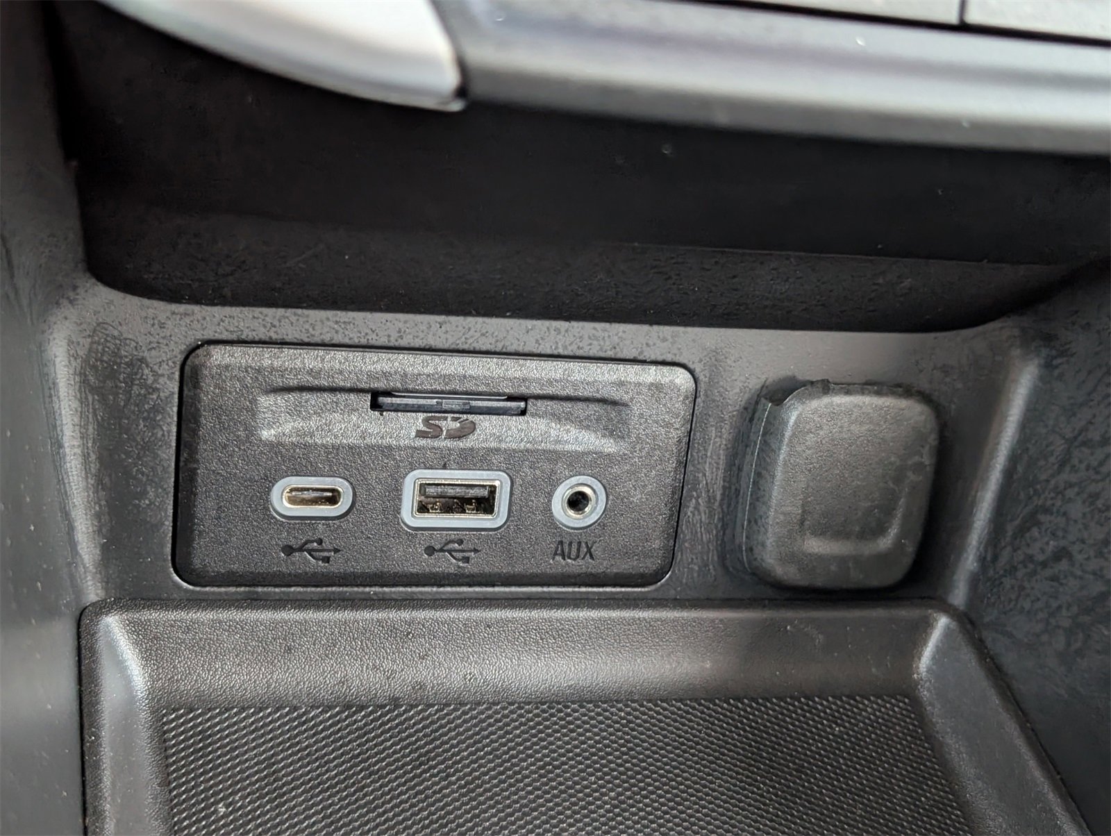 Used 2024 GMC Terrain SLT w/ Infotainment Package II image 28