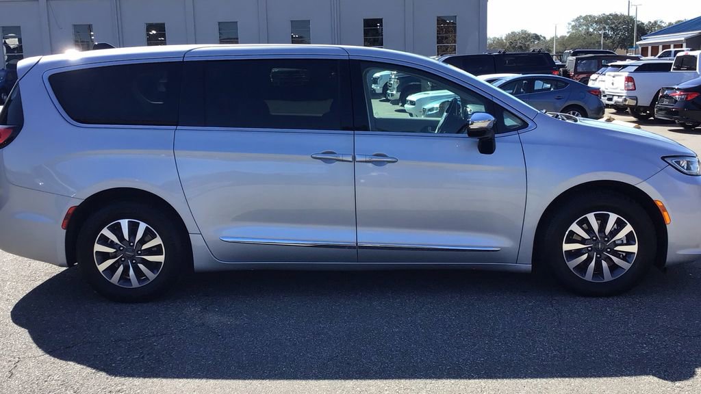 Used 2023 Chrysler Pacifica Limited image 4
