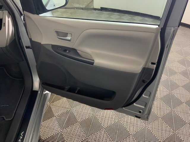 Used 2019 Toyota Sienna LE w/ LE Preferred Package image 35