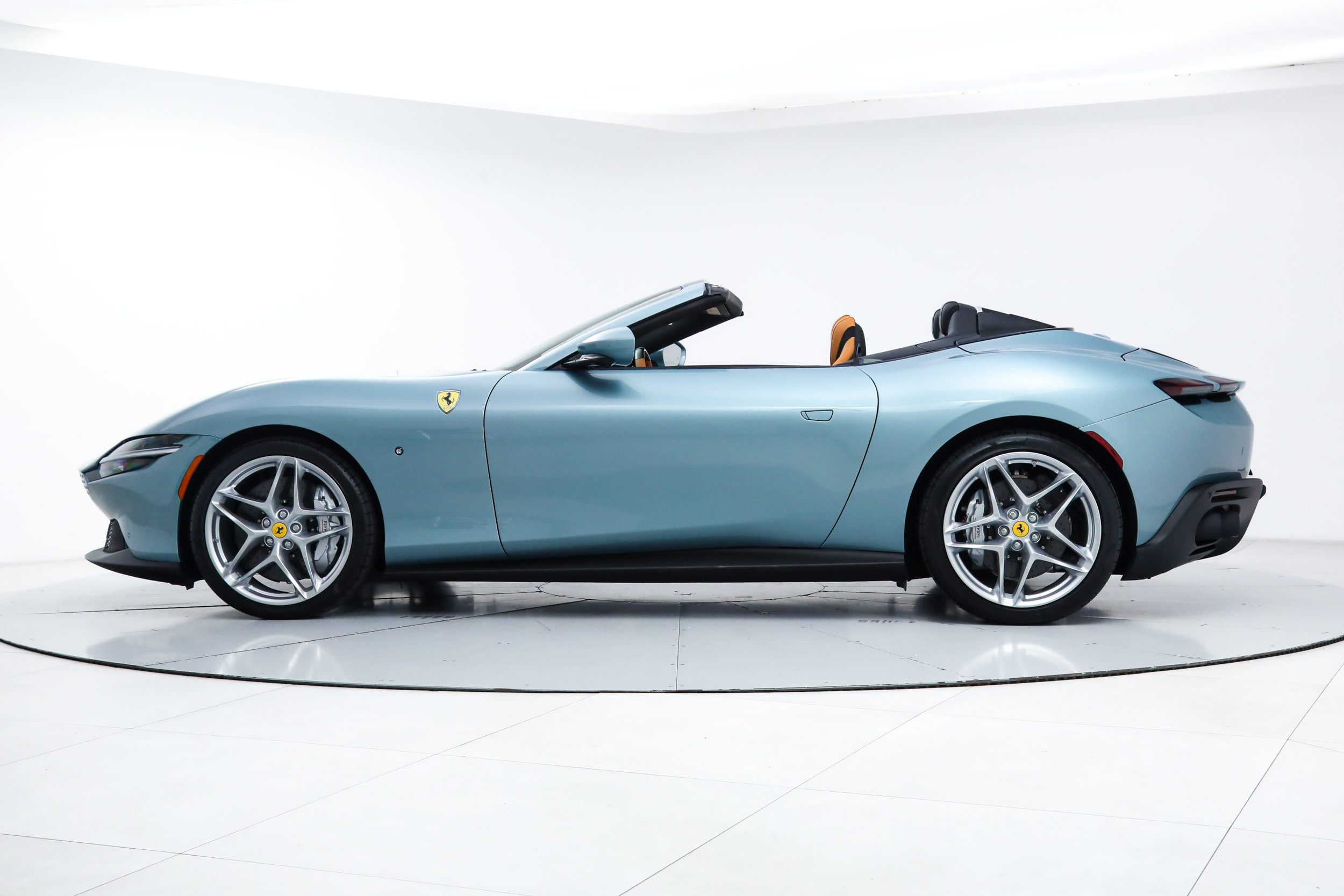 Certified 2025 Ferrari Roma Spider RWD image 4