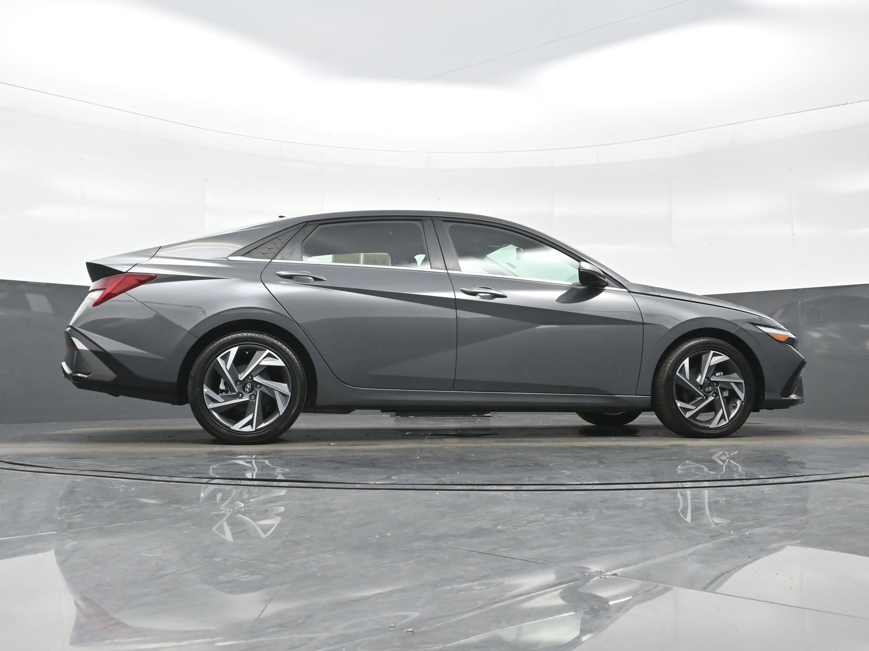 Used 2025 Hyundai Elantra Limited FWD image 32