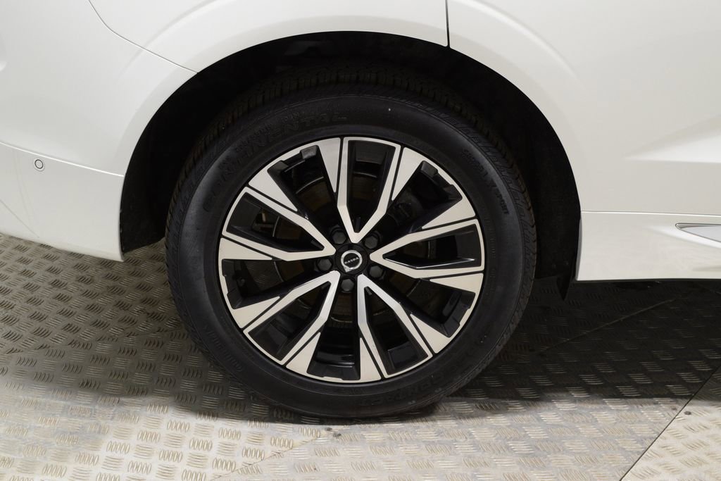 Used 2023 Volvo XC60 B5 Plus image 37