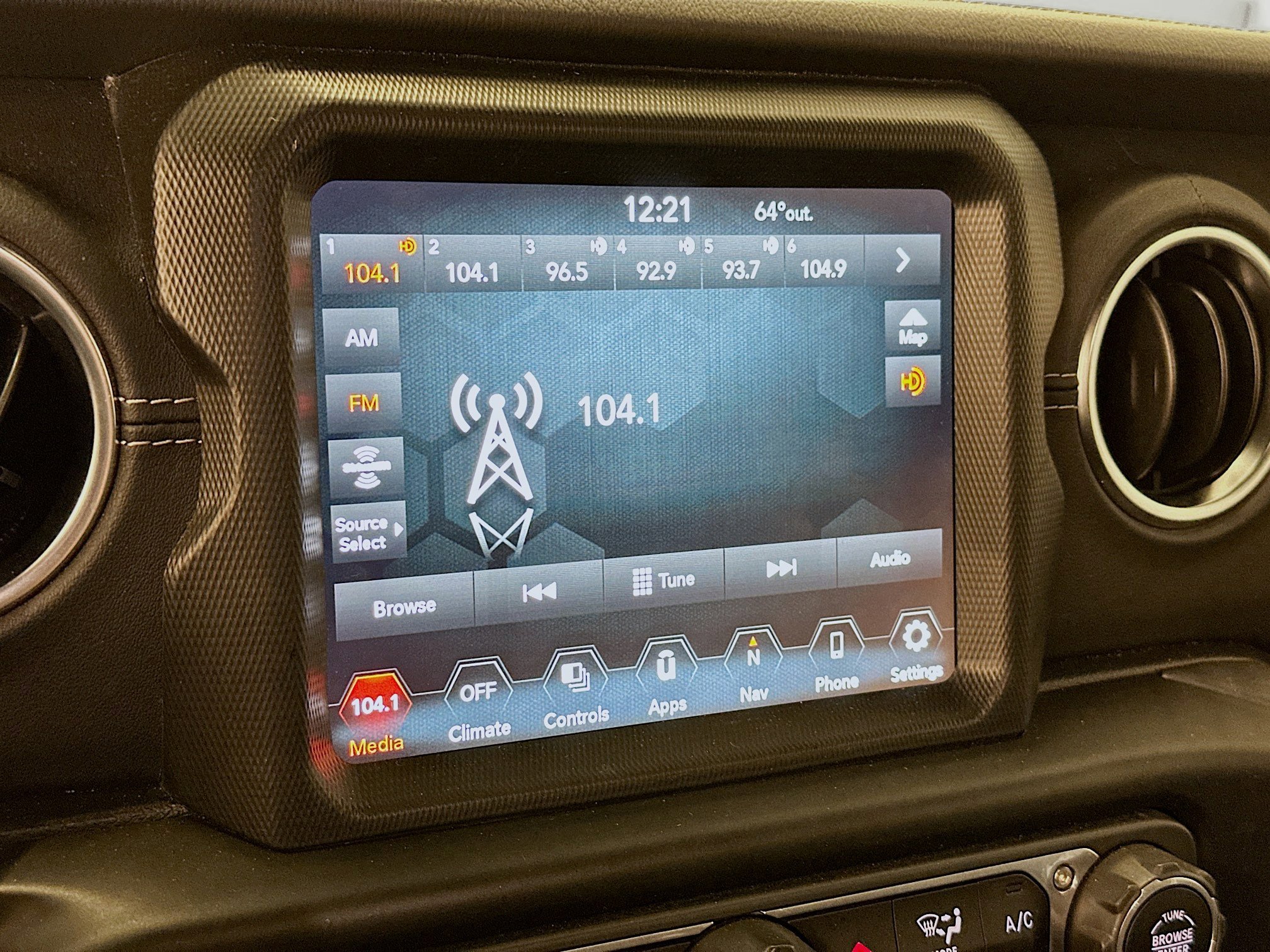 Used 2022 Jeep Wrangler Sahara w/ Safety Group image 21