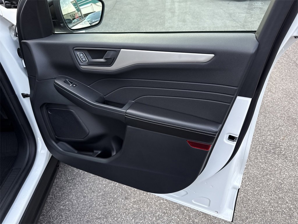 Used 2022 Ford Escape SE w/ SE Sport Appearance Package image 30