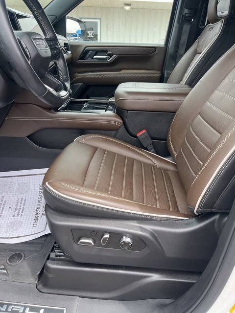 Used 2025 GMC Yukon XL Denali Ultimate w/ LPO, Floor Liner Package AWD/4WD image 15