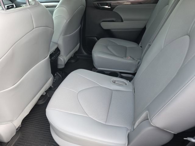 Used 2024 Toyota Highlander Limited AWD/4WD image 11