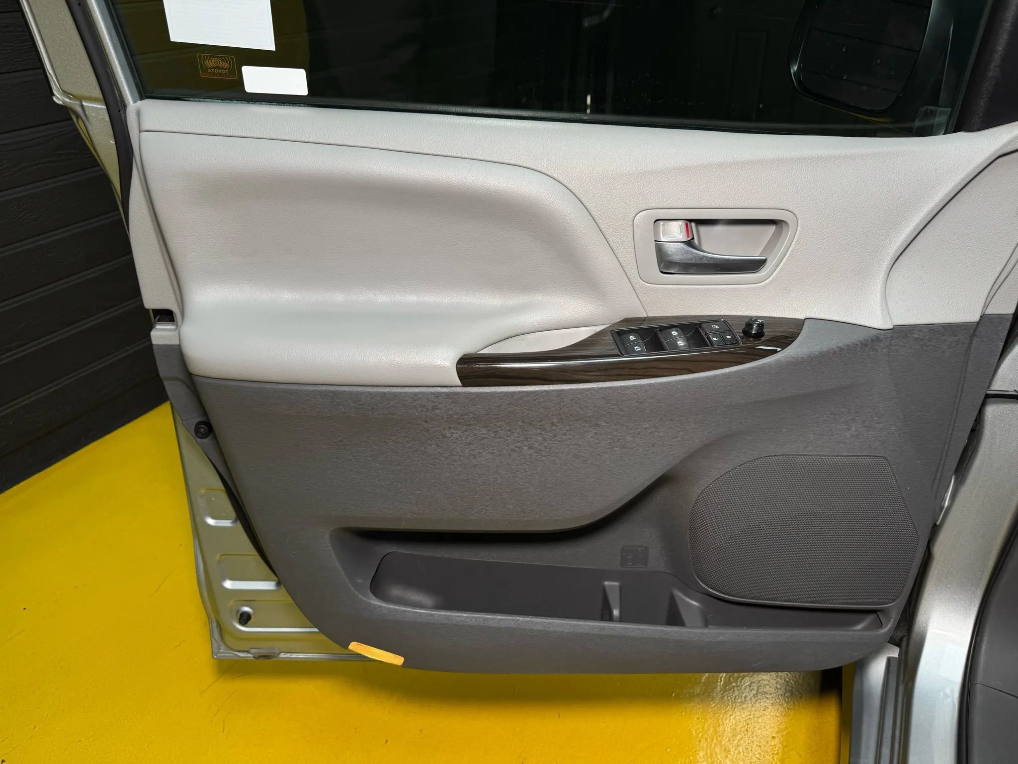 Used 2019 Toyota Sienna XLE FWD image 32