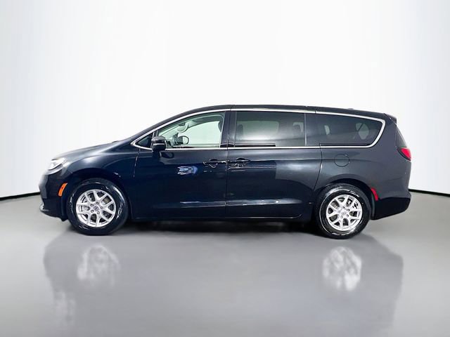 Used 2023 Chrysler Pacifica Touring-L image 6