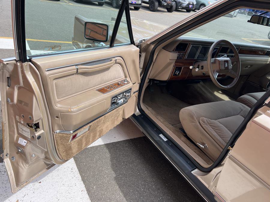 Used 1989 Lincoln Town Car Signature RWD image 20