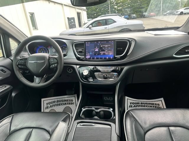 Used 2025 Chrysler Pacifica Limited FWD image 2