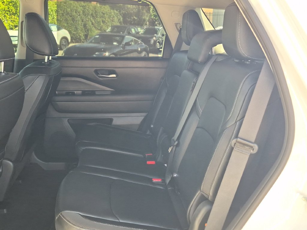 Used 2024 Nissan Pathfinder SL w/ Black Appearance Package FWD image 29