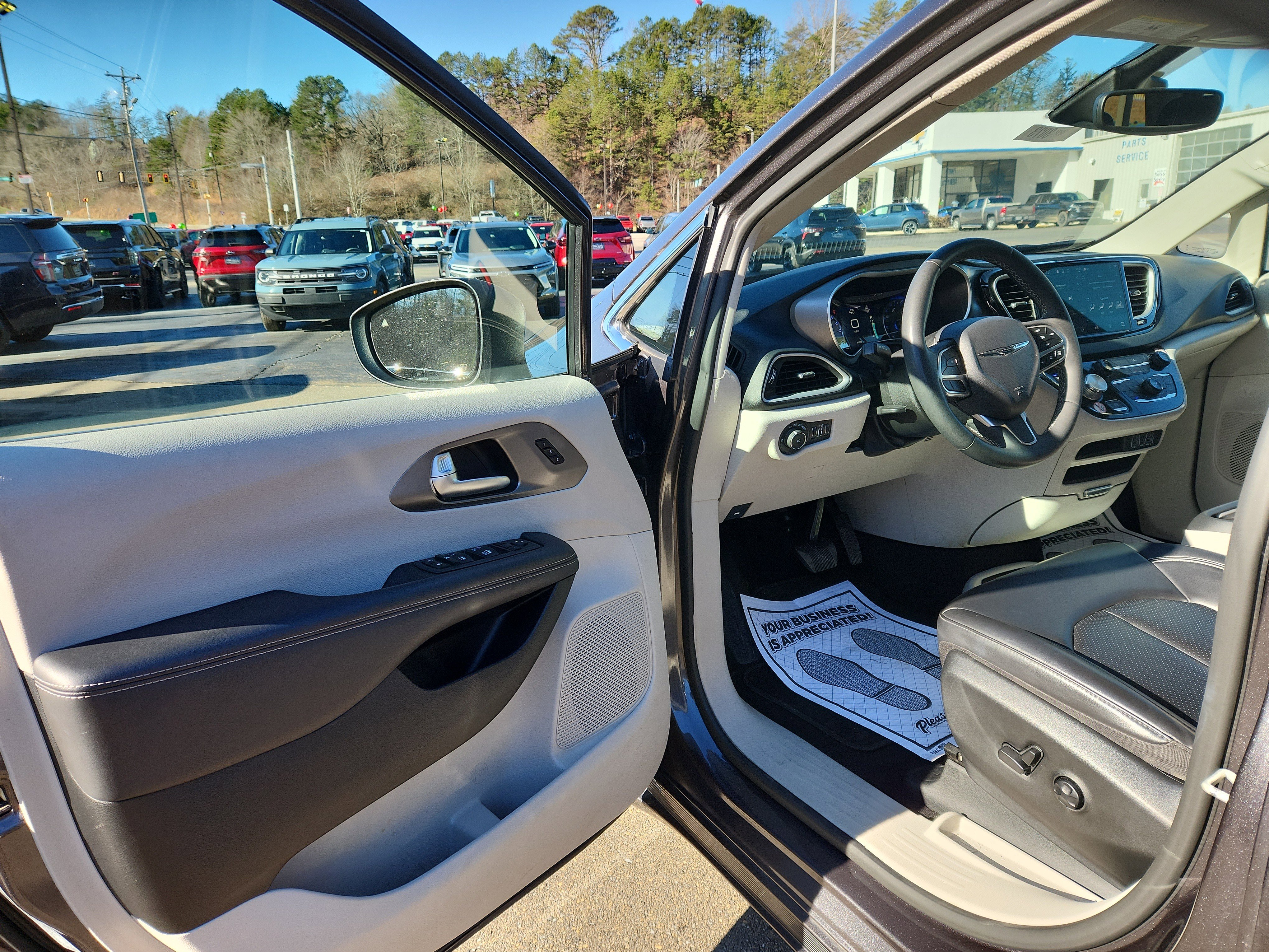 Used 2023 Chrysler Pacifica Touring-L image 10