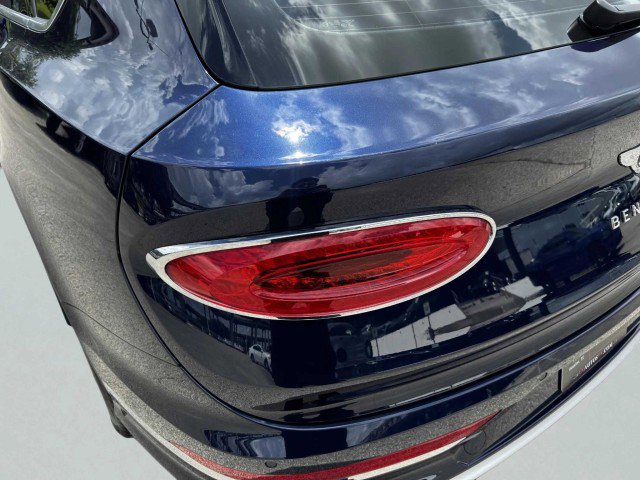 Used 2023 Bentley Bentayga Extended Wheelbase image 16