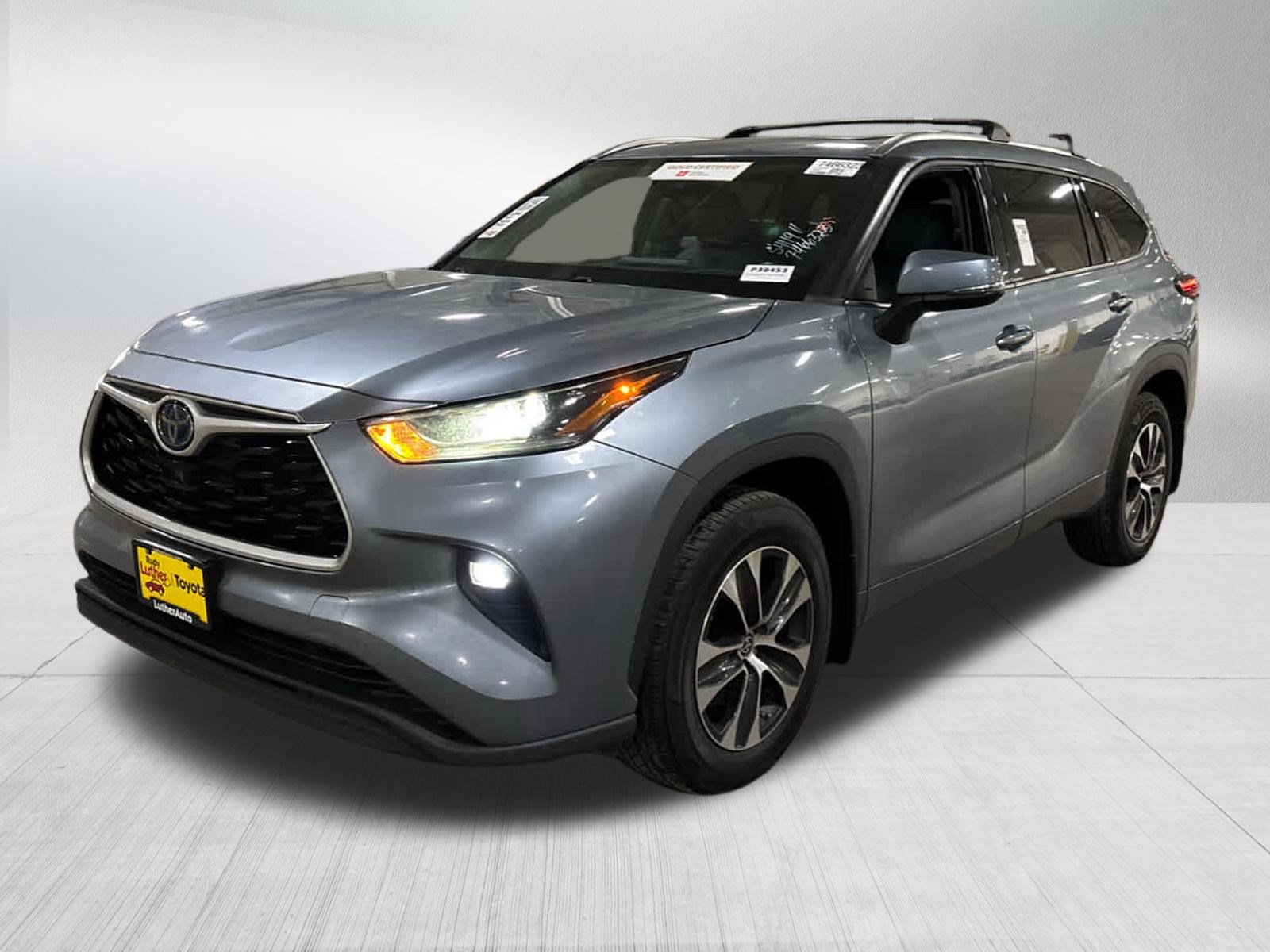 Used 2021 Toyota Highlander XLE AWD/4WD image 3