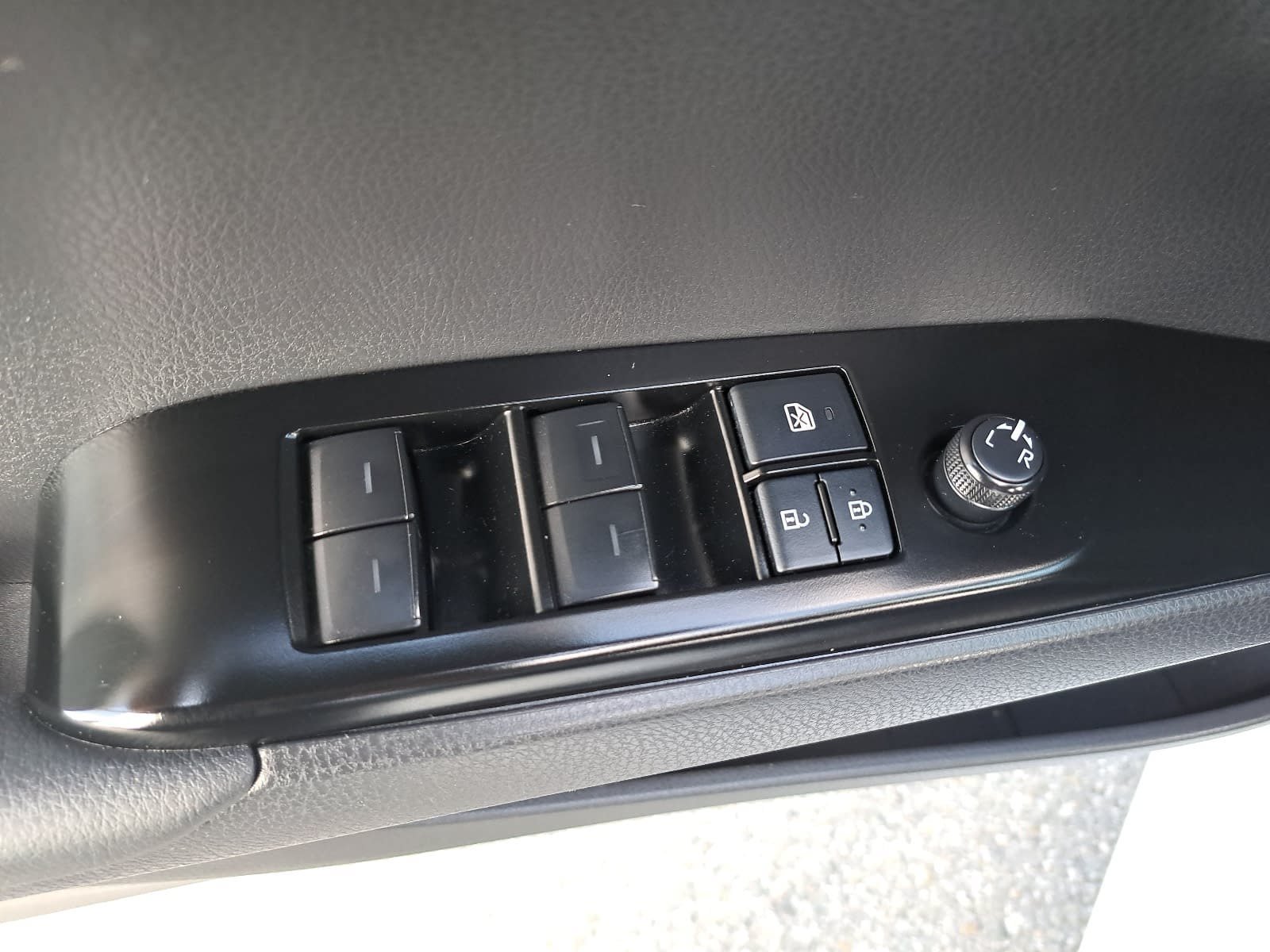 Used 2025 Toyota Camry SE w/ Convenience Package FWD image 29